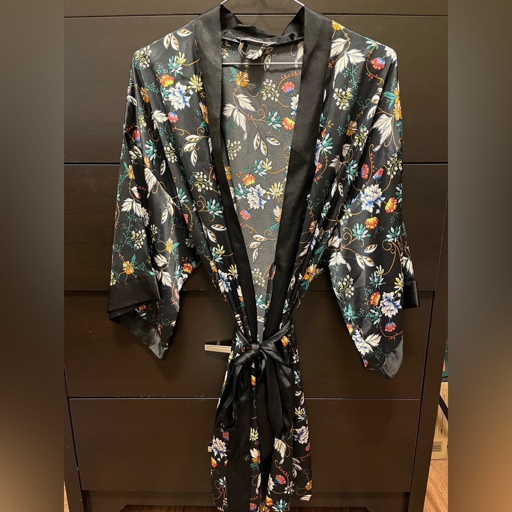 New Victoria’s Secret Black Floral Satin Kimono Robe